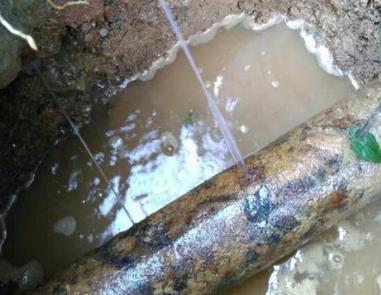 溆浦楼顶渗水维修公司分享下地暖漏水的原因及检测方法。